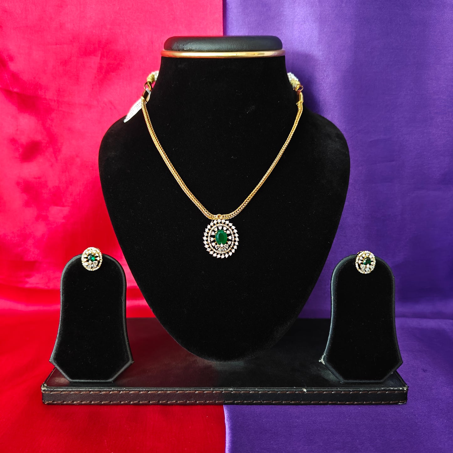 Beautiful Simple Non Necklace In Green Stone