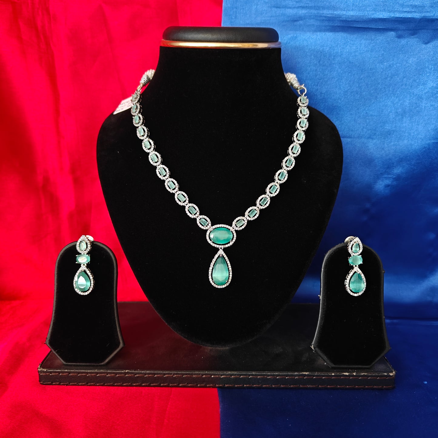 Elegant Silver Short Necklace In Pista Green Stone