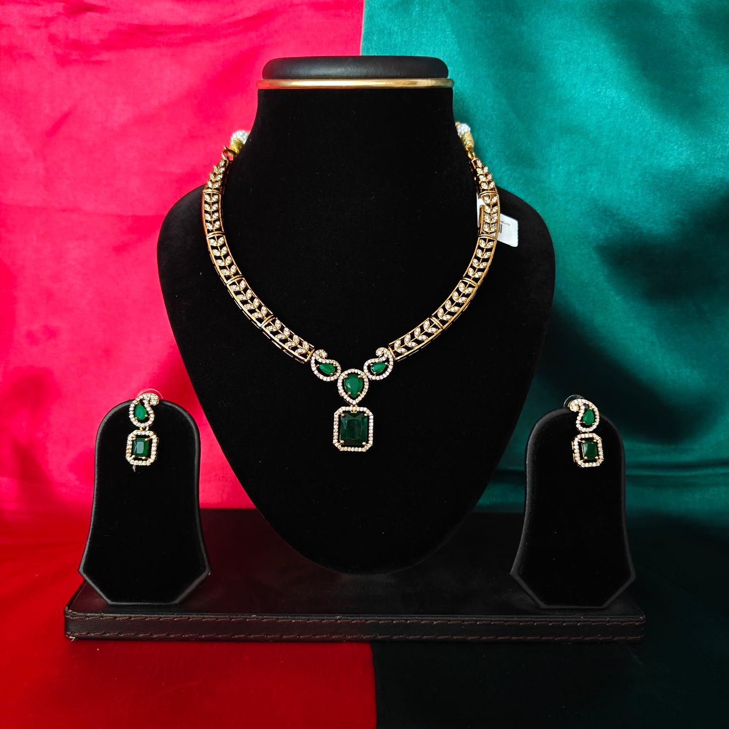 Elegant Kante Necklace In Green Stone