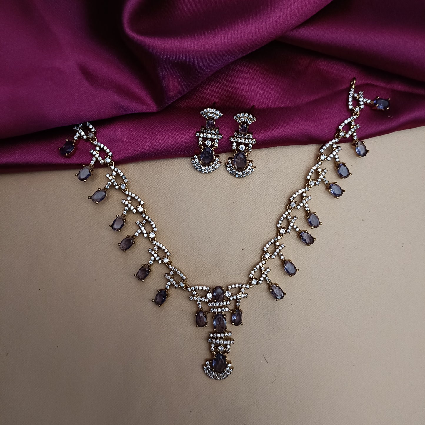 Stylish Victorian Short Necklace