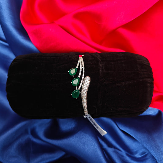 Beautiful Silver Bracelet In Green Stone