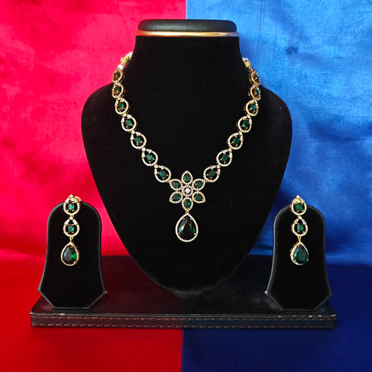 Beautiful Victorian Short Necklace In Green Stone