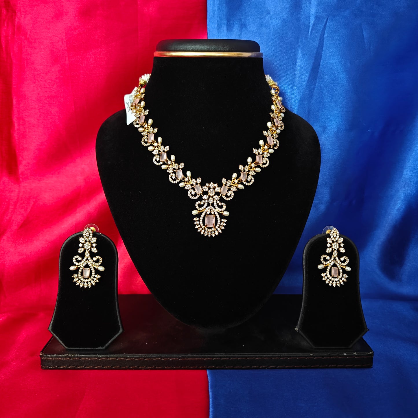 Elegant Victorian Short Necklace In Baby Pink Stone