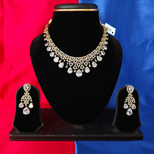 Beautiful Victorian Short Necklace In White Stone