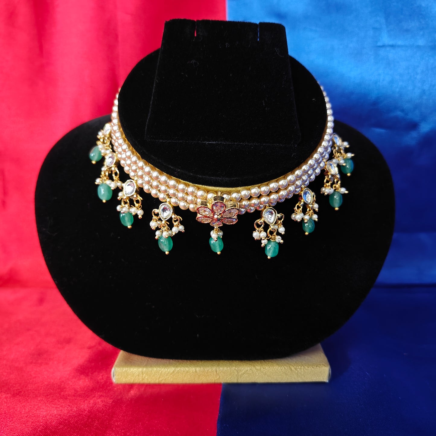 Beautiful Pearls Choker In White Stone