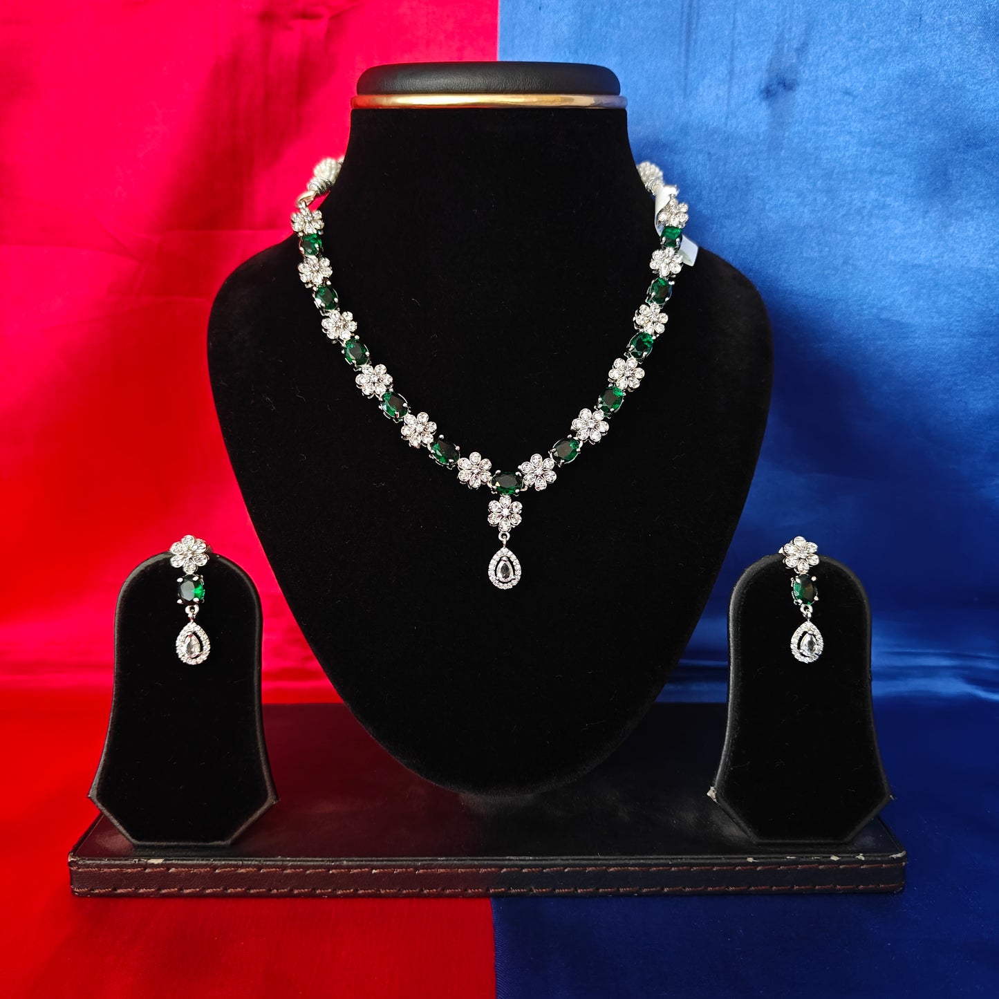 Elegant Silver Short Necklace In Green Stone