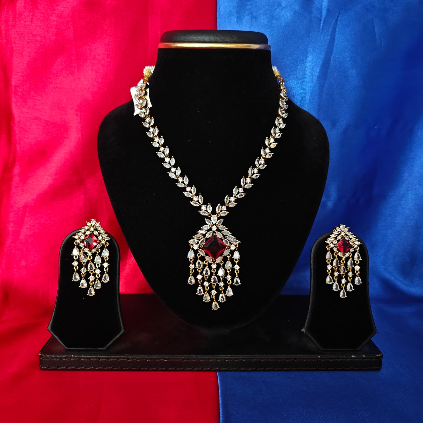 Elegant Victorian Short Necklace In Red Stone