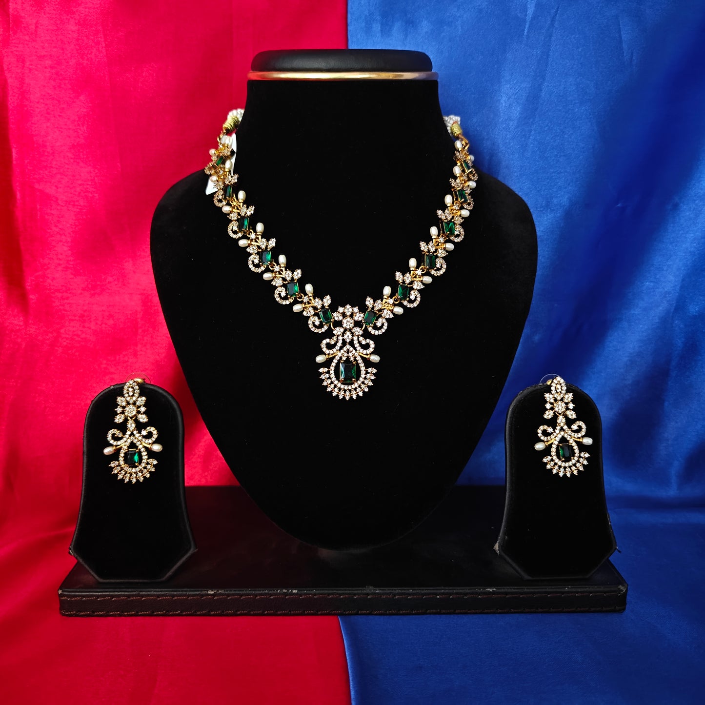 Elegant Victorian Short Necklace In Green Stone