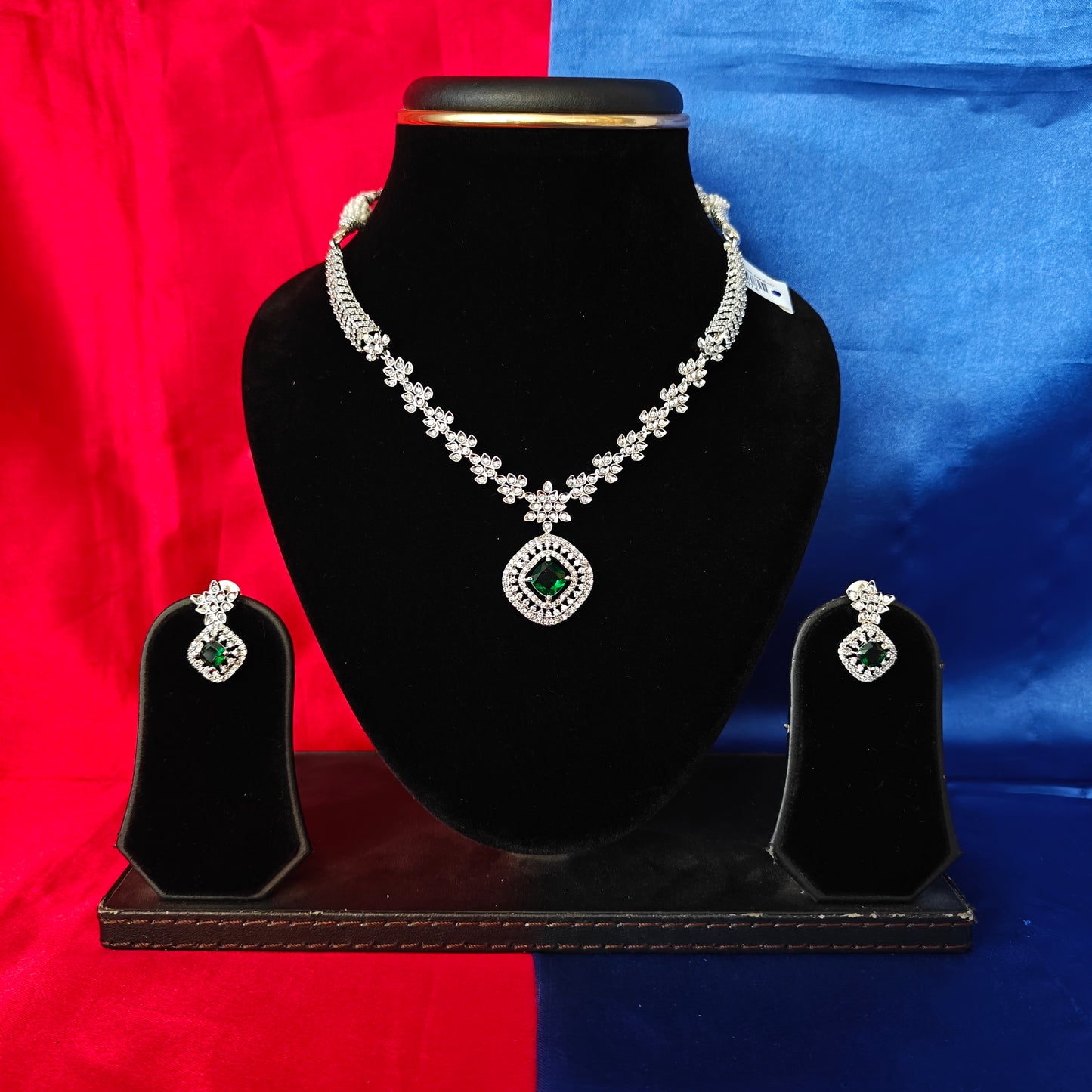 Elegant Silver Short Necklace In Green Stone