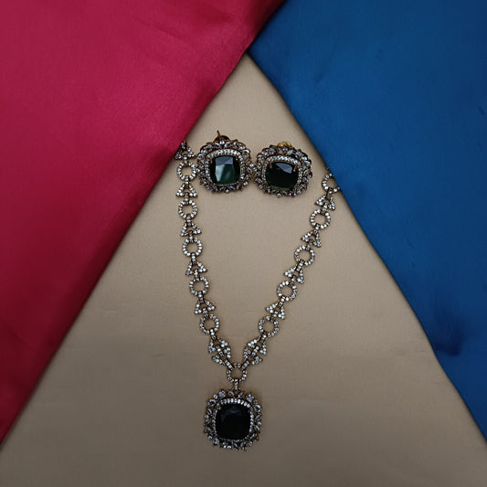 Beautiful Victorian Short Necklace In Green Stone