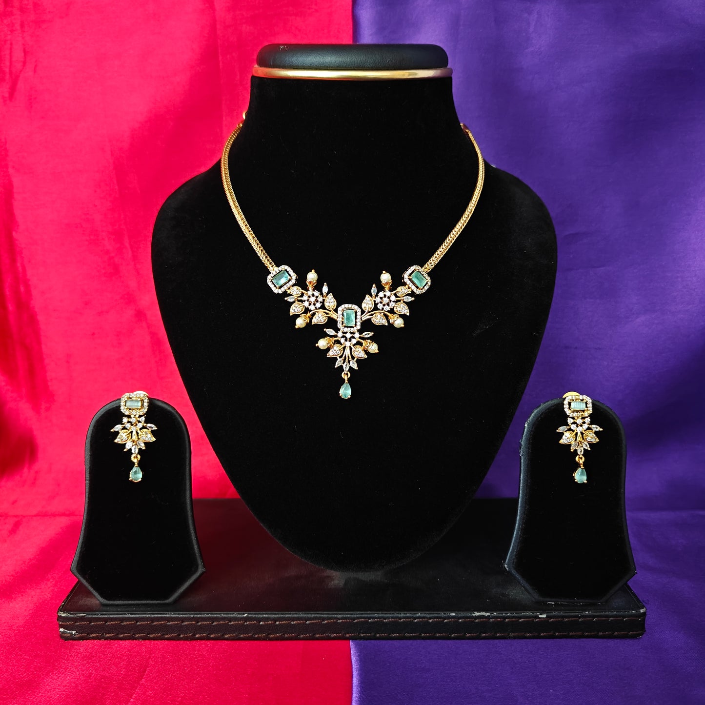 Beautiful Simple Non Necklace In Pista Green Stone