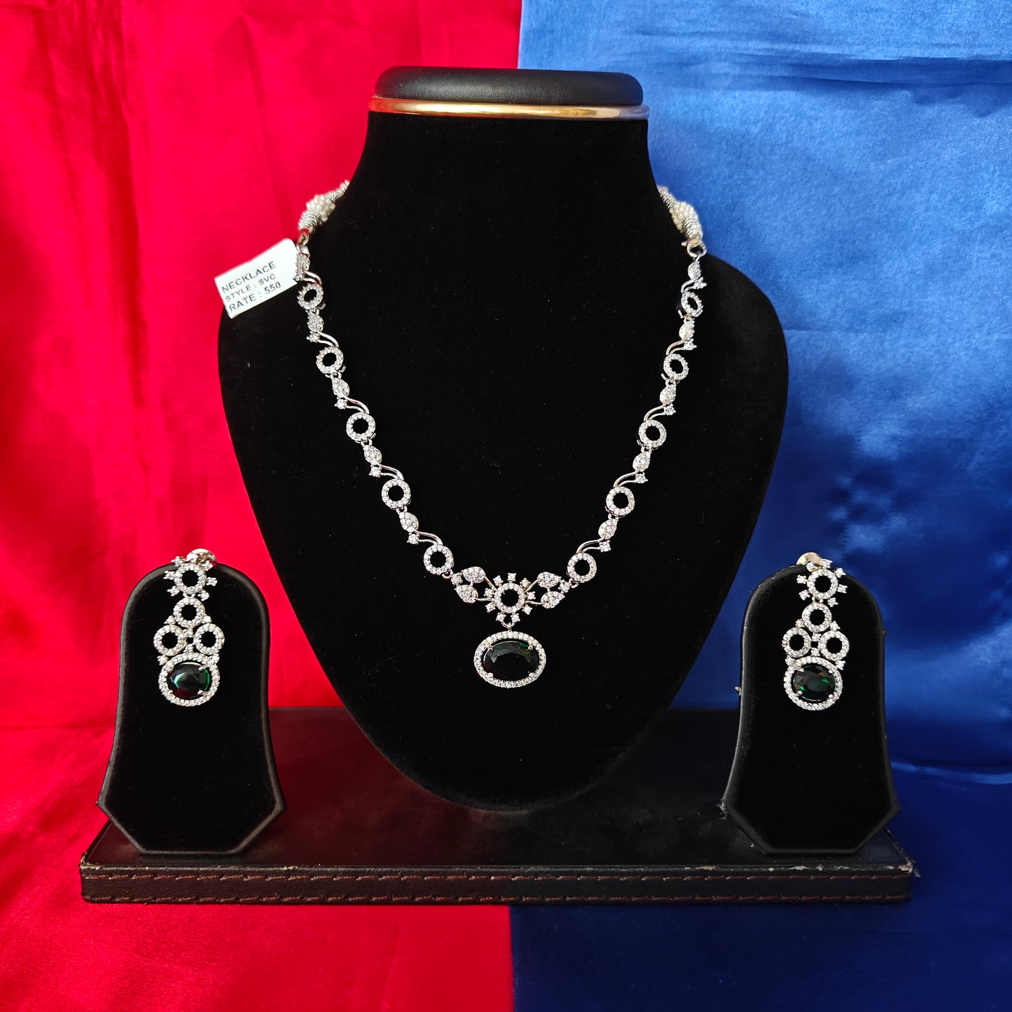 Elegant Silver Short Necklace In Green Stone