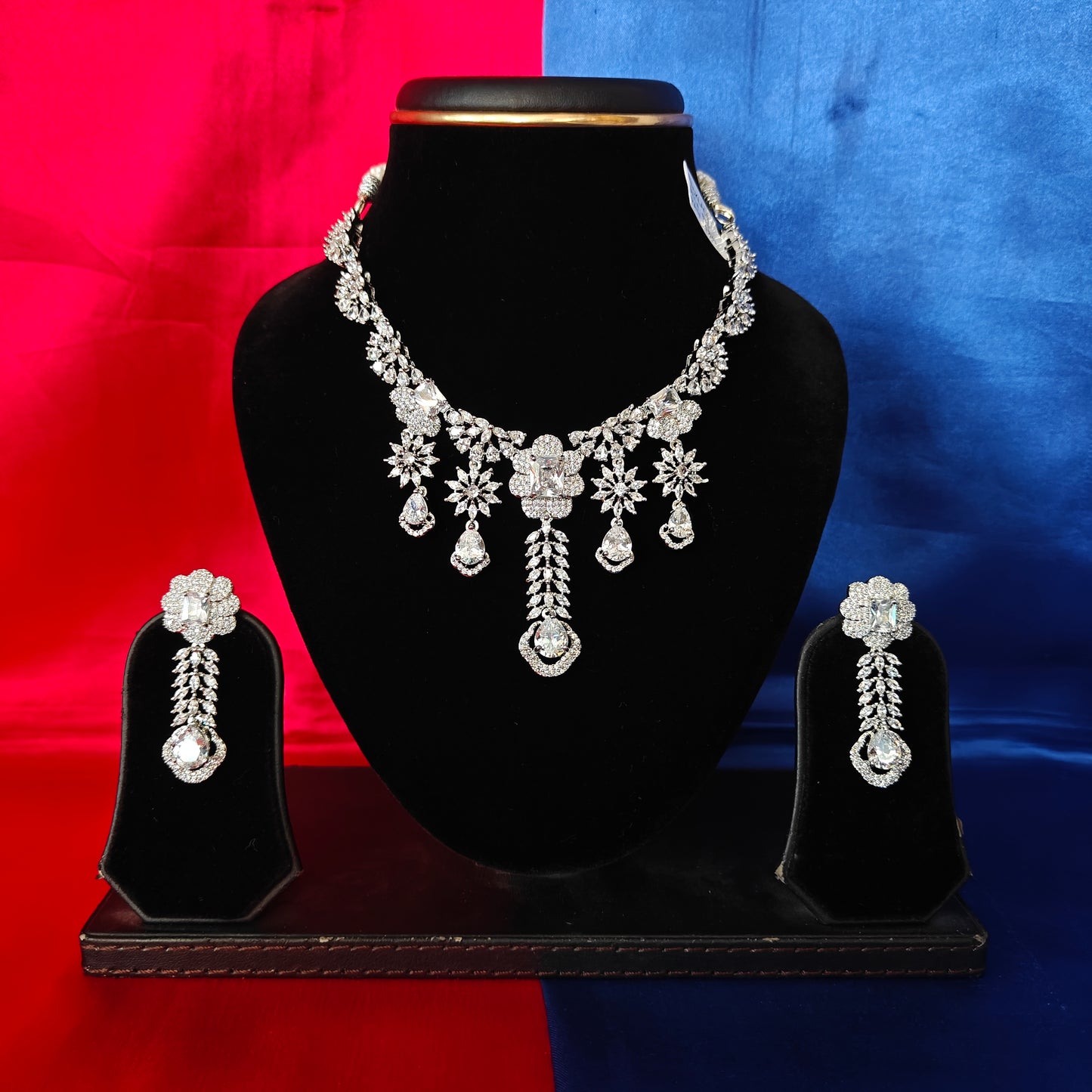 Elegant Silver Short Necklace