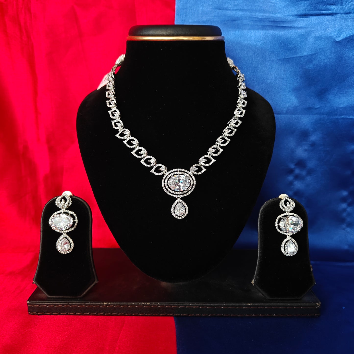 Elegant Silver Short Necklace