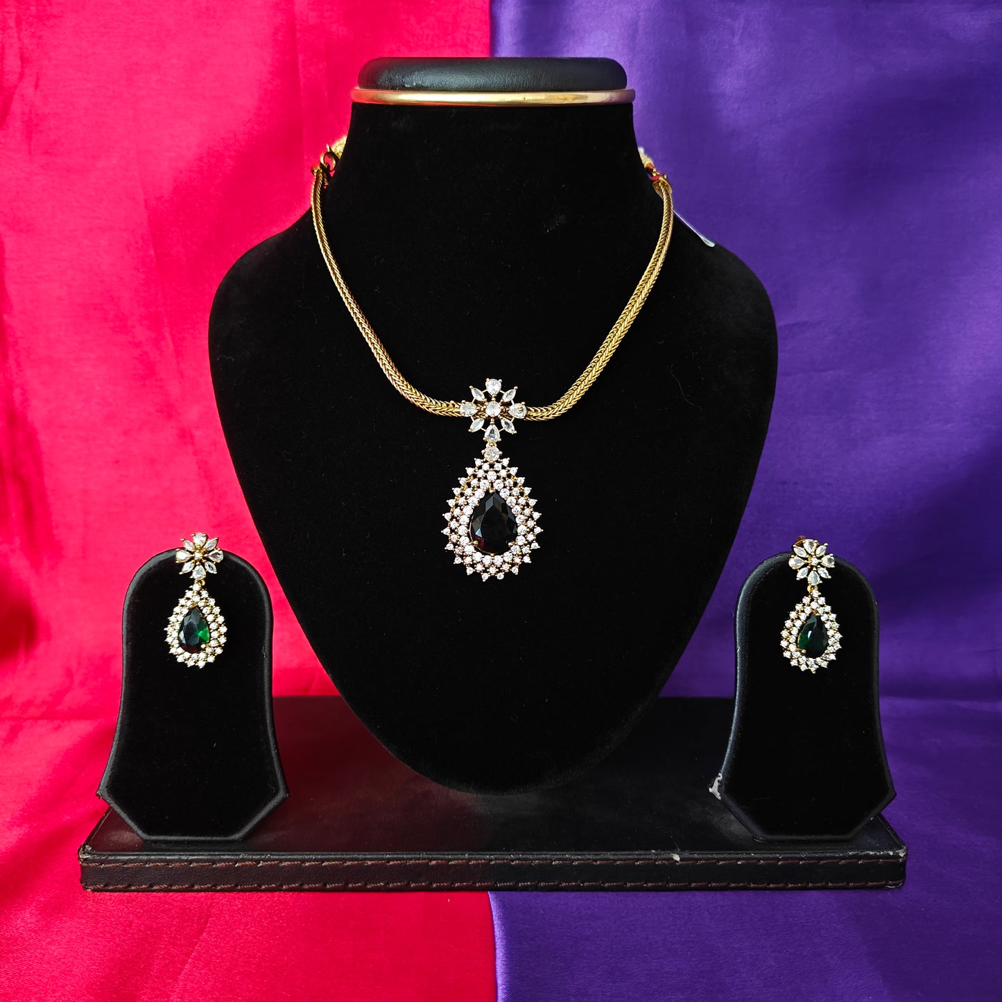 Beautiful Simple Non Necklace In Green