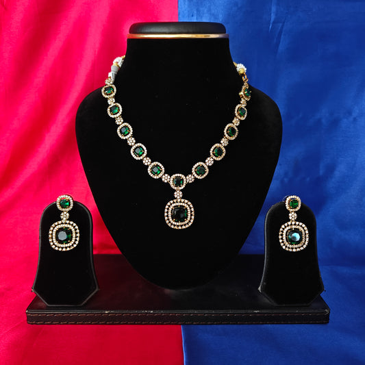 Elegant Victorian Short Necklace In Green Stone