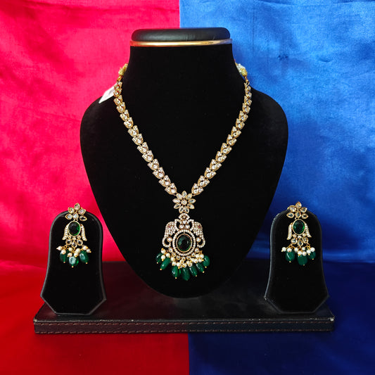 Beautiful Victorian Short Necklace In Green Beads