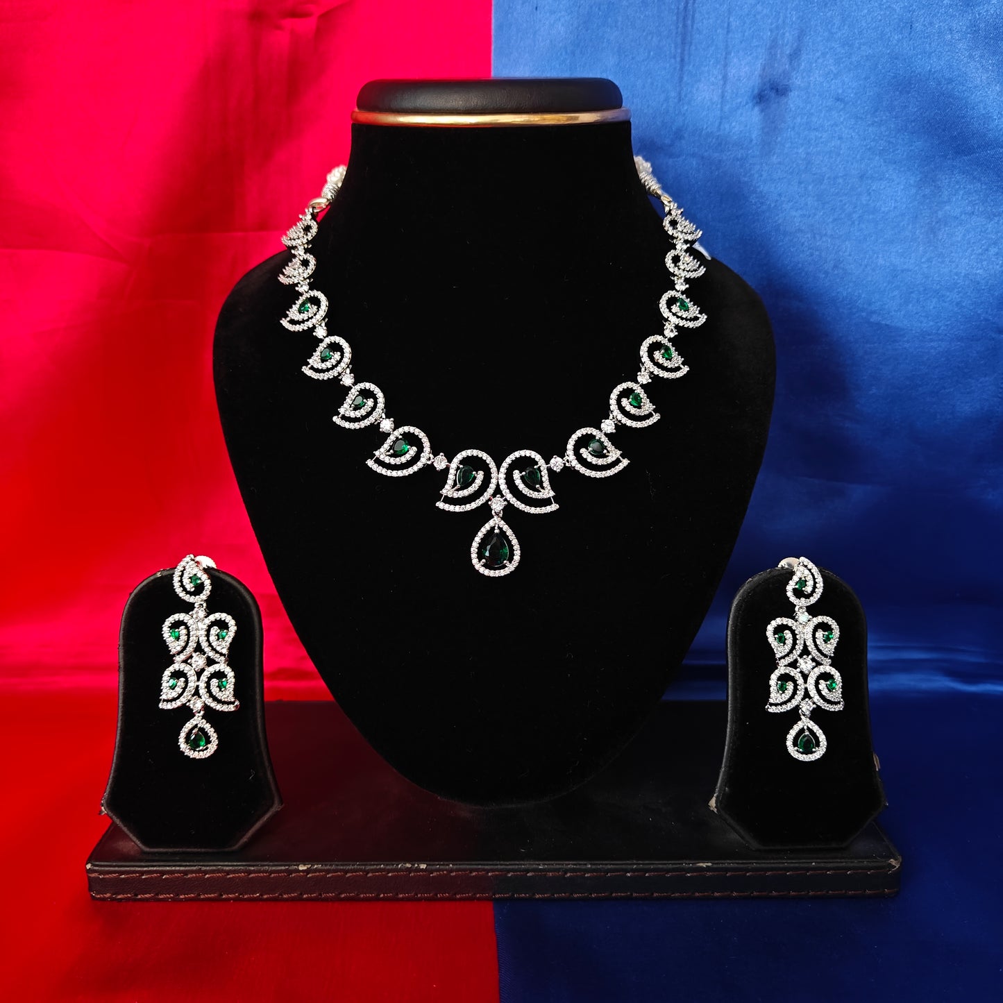 Elegant Silver Short Necklace In Green Stone