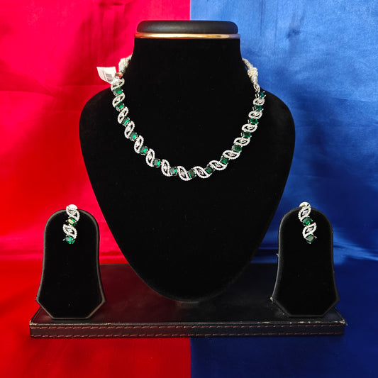 Elegant Silver Short Necklace In Green Stone