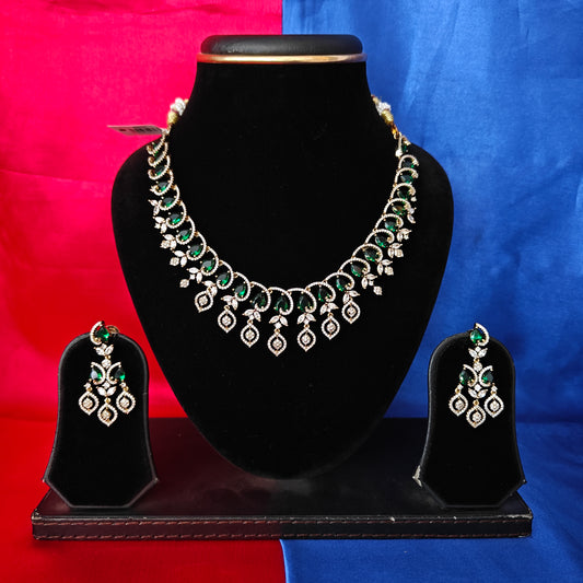 Beautiful Victorian Short Necklace In Green Stone