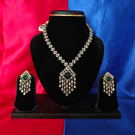 Elegant Victorian Short Necklace In Green Stone