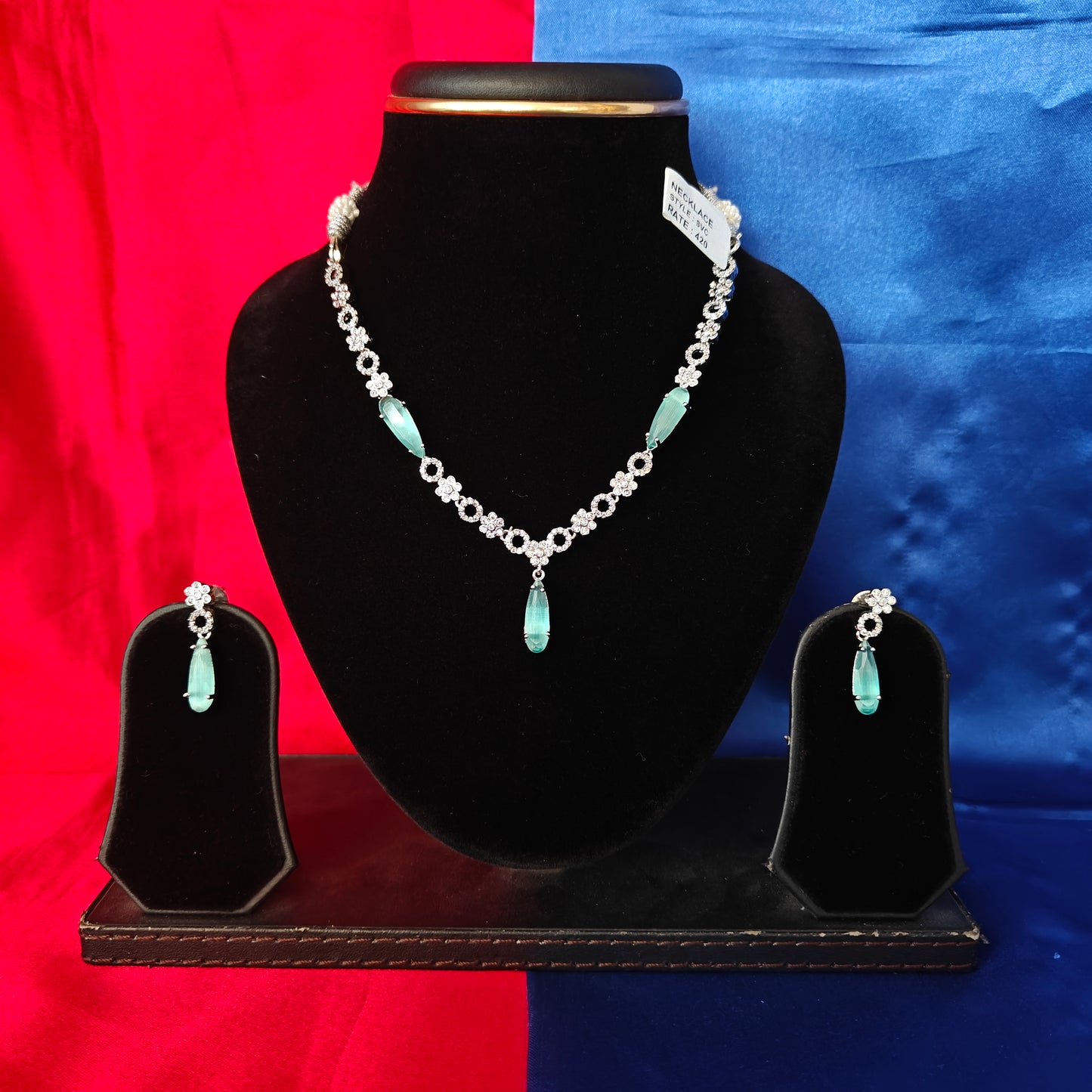 Elegant Silver Short Necklace In Pista Green Stone