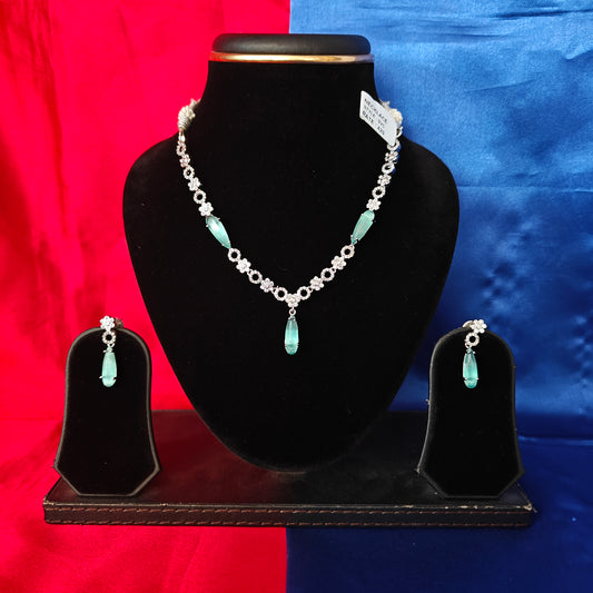 Elegant Silver Short Necklace In Pista Green Stone