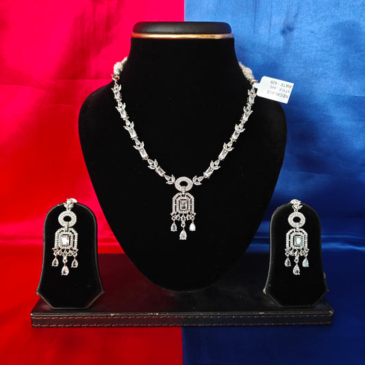 Elegant Silver Short Necklace