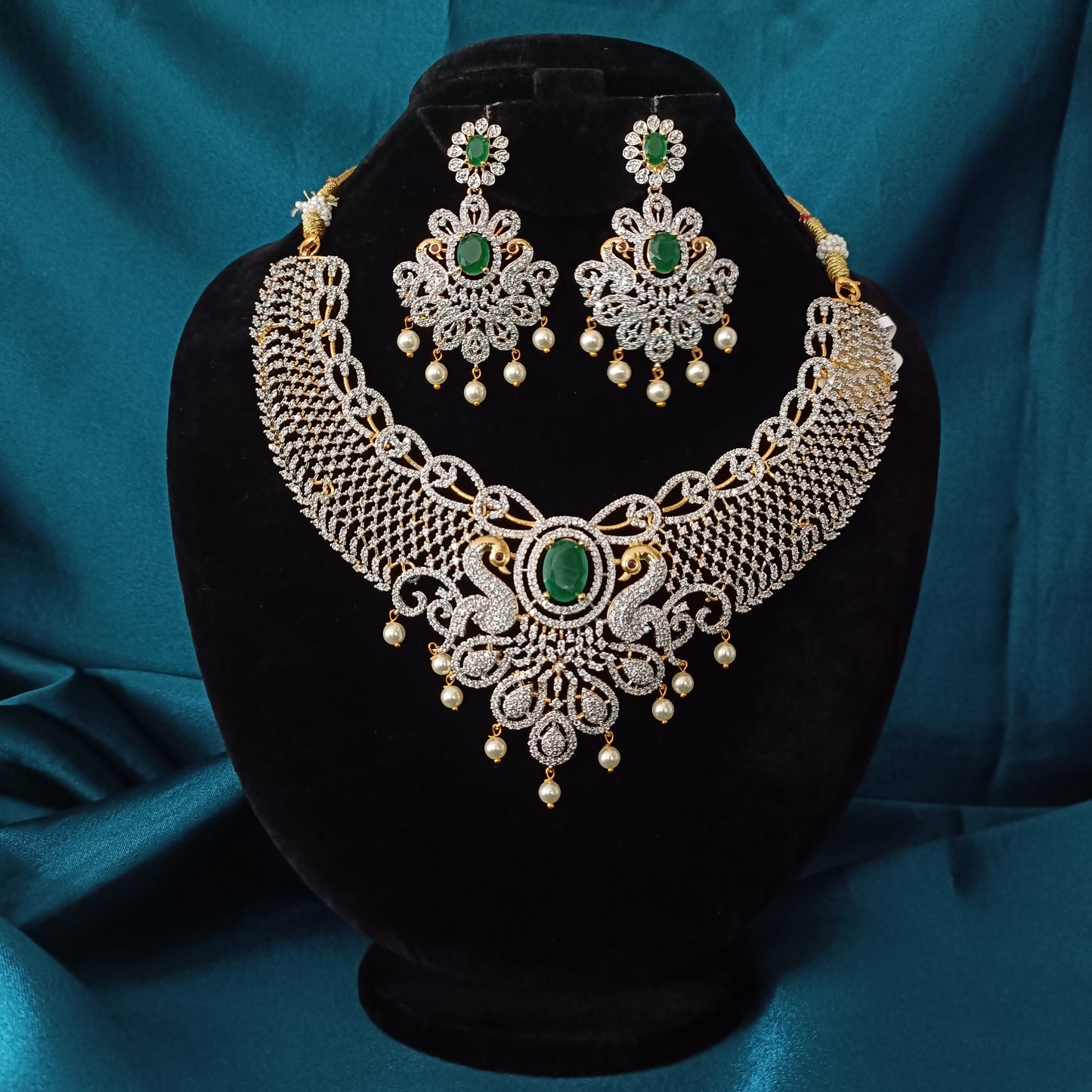 Elegant Emrold Neck Set