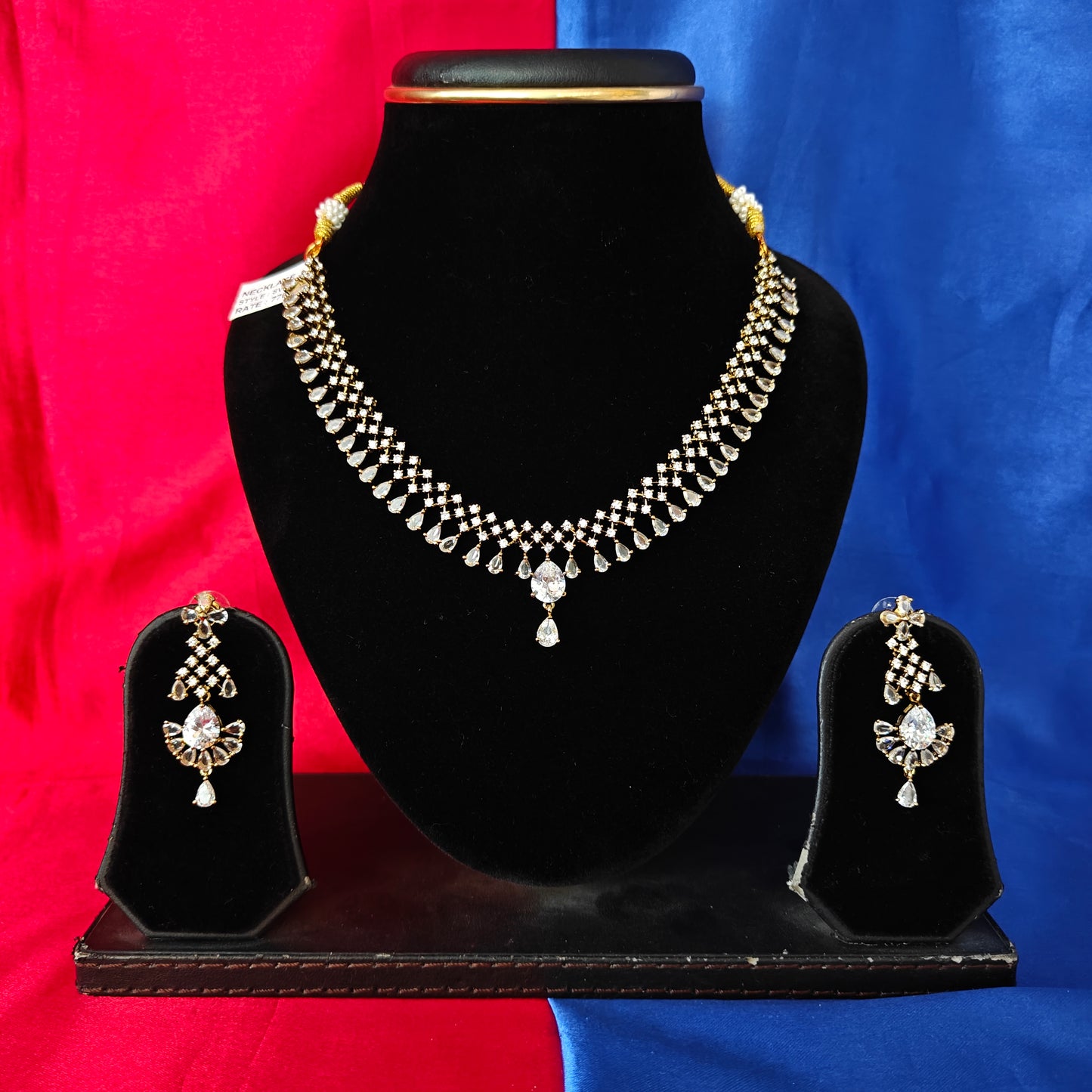 Beautiful Victorian Short Necklace In White Stone