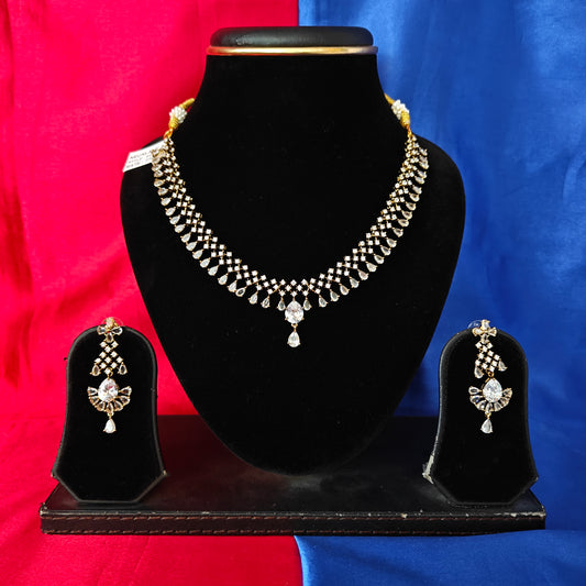 Beautiful Victorian Short Necklace In White Stone