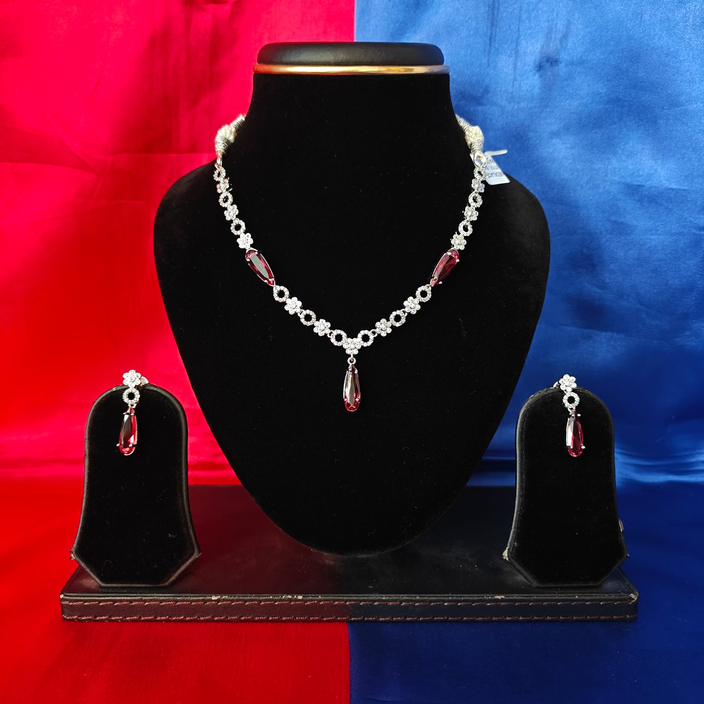 Elegant Silver Short Necklace In Red Stone