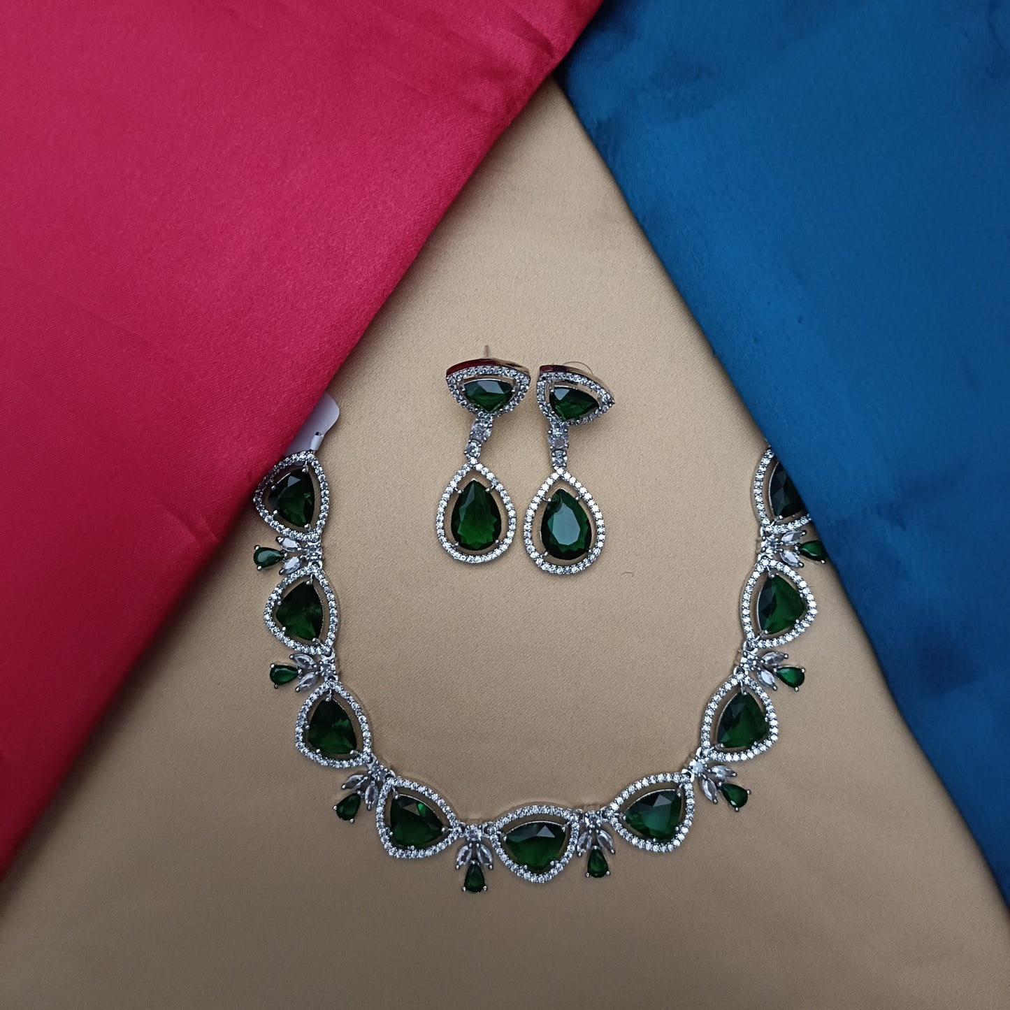 Elegant Silver Short Necklace In Emrald Stone
