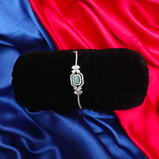 Beautiful Silver Bracelet In Pista Green Stone