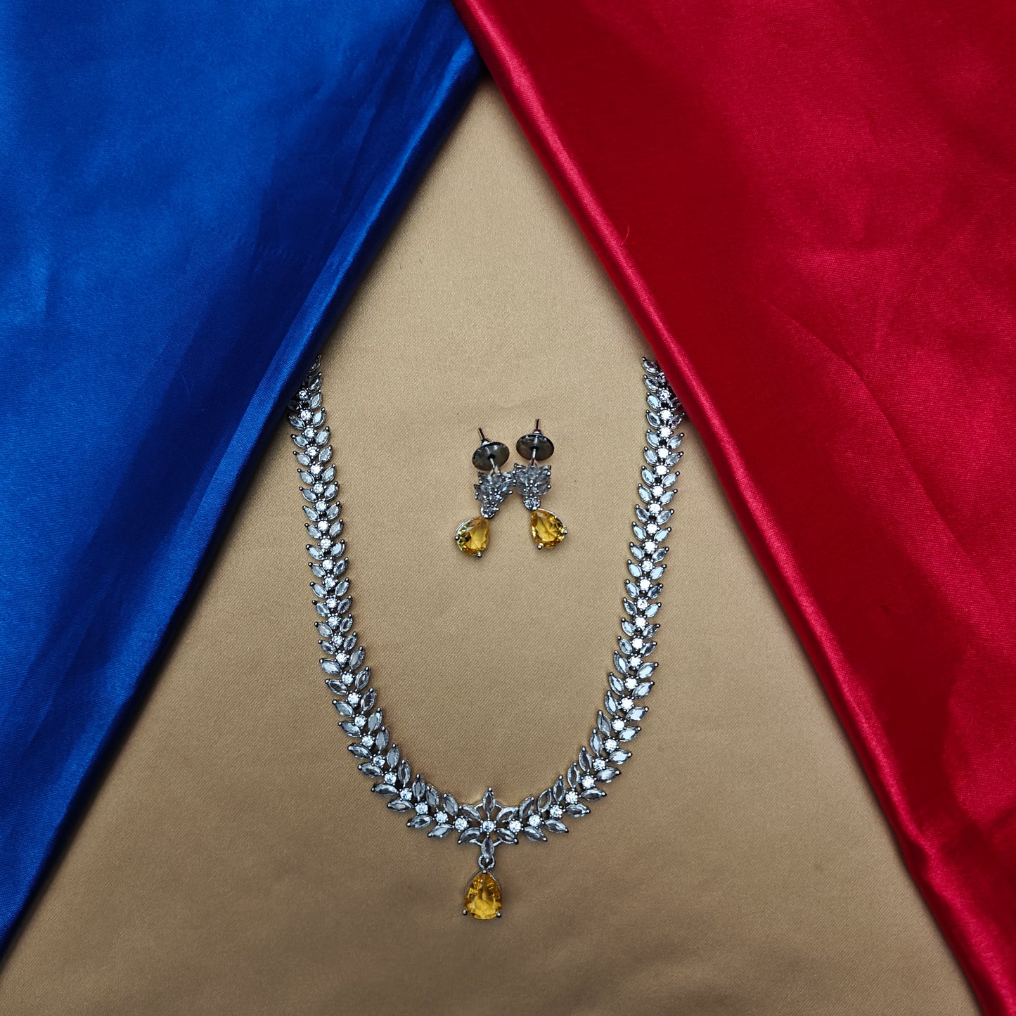 Elegant Silver Short Necklace In Yellow Stone