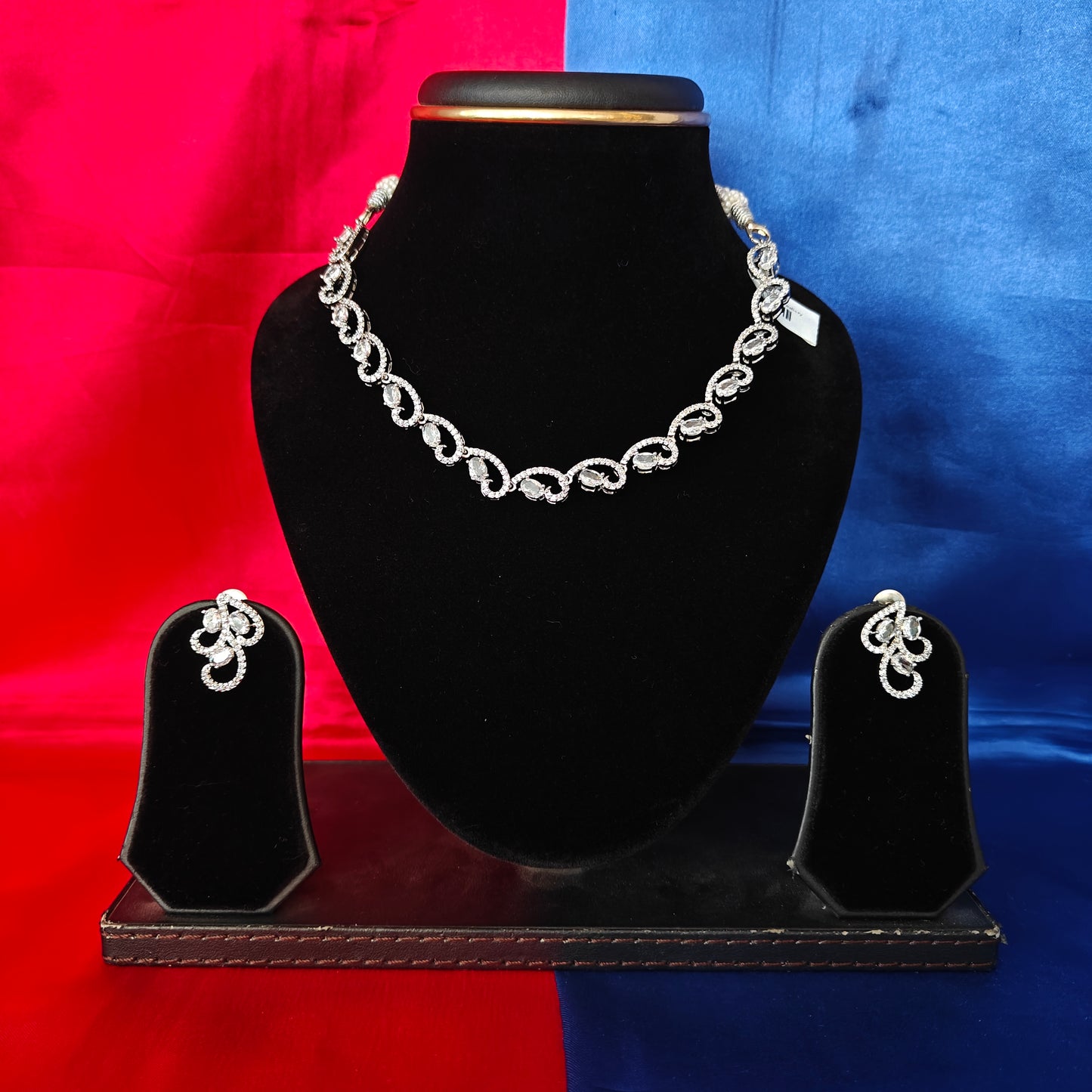 Elegant Silver Short Necklace