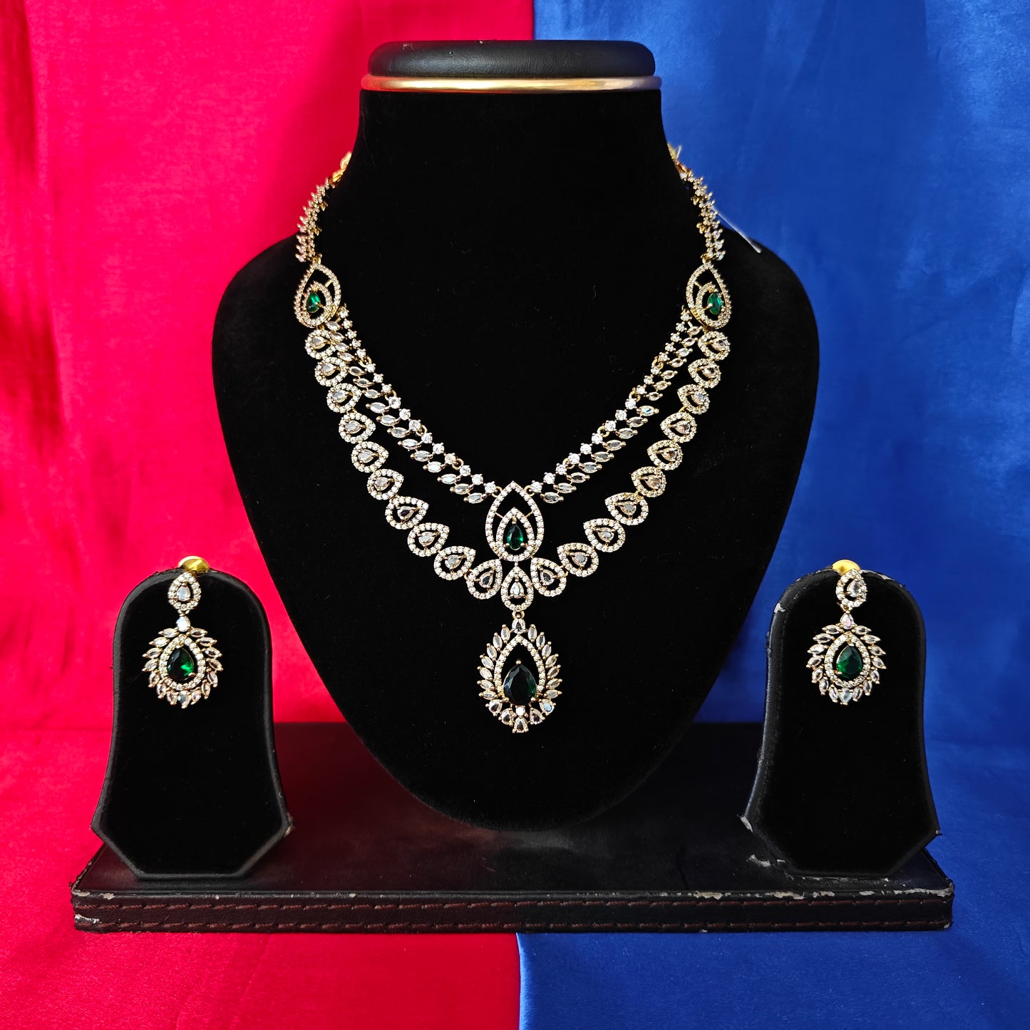Beautiful Victorian Short Necklace In Green Stone