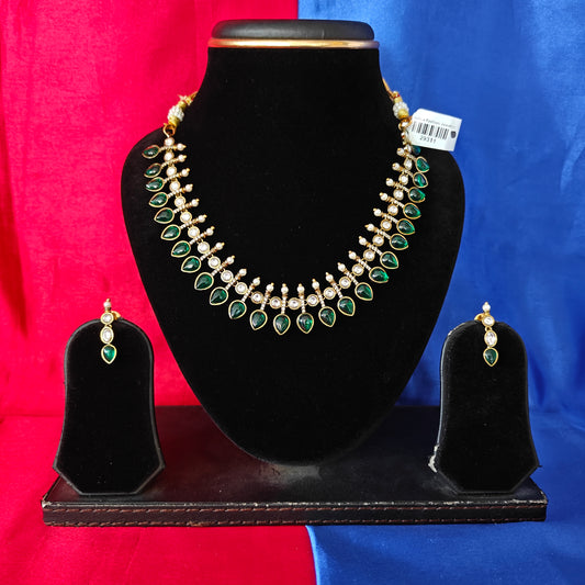 Beautiful Victorian Short Necklace In Green Stone