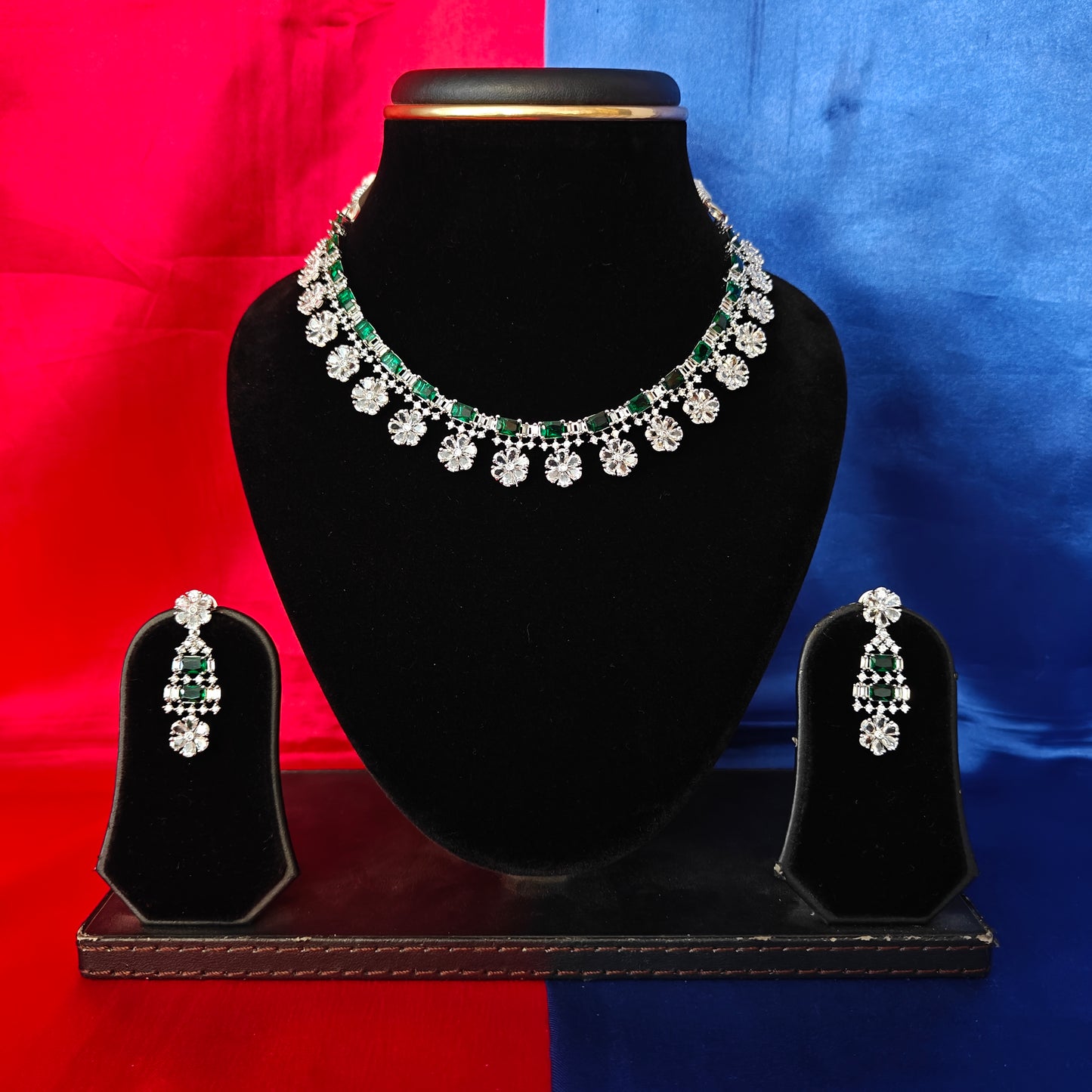 Elegant Silver Short Necklace In Green Stone