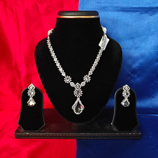 Elegant Silver Short Necklace