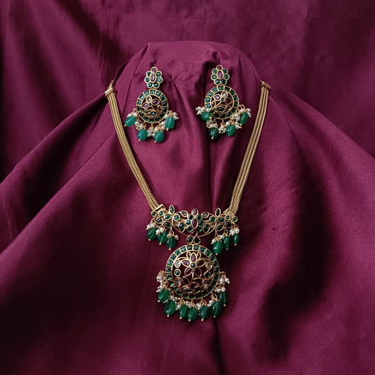 Elegant Short Necklace With Monalisa Beads