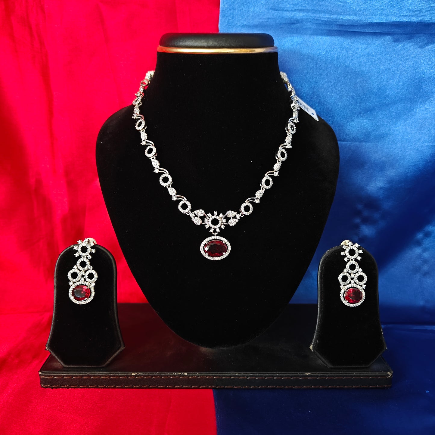 Elegant Silver Short Necklace In Red Stone