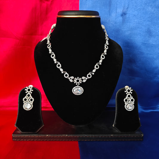 Elegant Silver Short Necklace