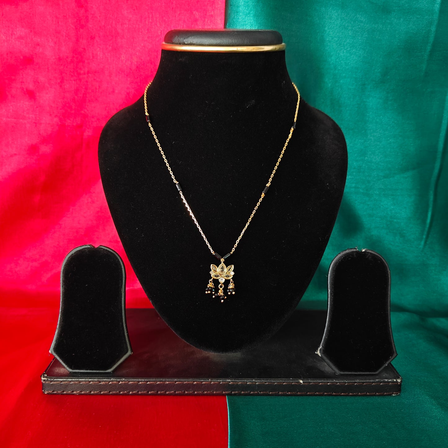 Beautiful Simple Black Beads Short In Lotus Model