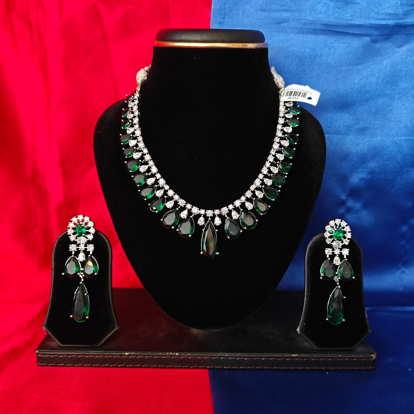 Elegant Silver Short Necklace In Green Stone