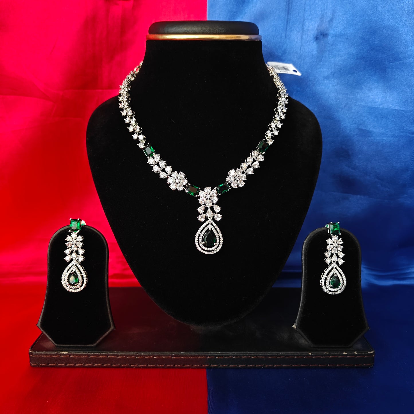 Elegant Silver Short Necklace In Green Stone