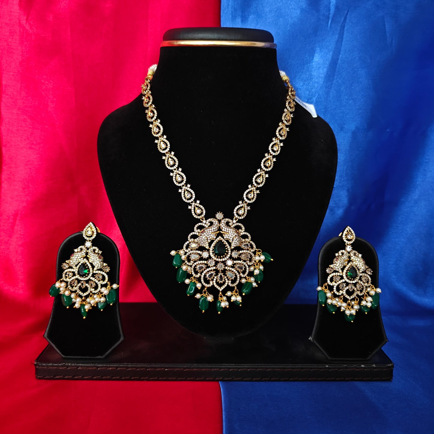 Elegant Victorian Short Necklace In Green Beads