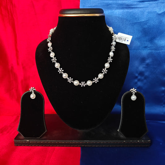 Elegant Silver Short Necklace With Pearls