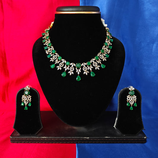 Beautiful Victorian Short Necklace In Green Stone