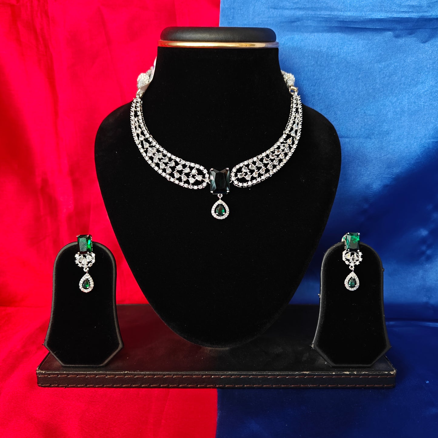 Elegant Silver Kante Necklace In Green Stone